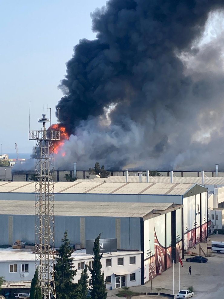 Antalya'da tekne üretim fabrikasında yangın (1)