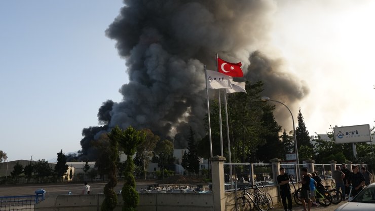 Antalya'da tekne ve yat üretim tersanesinde yangın (2)- Yeniden
