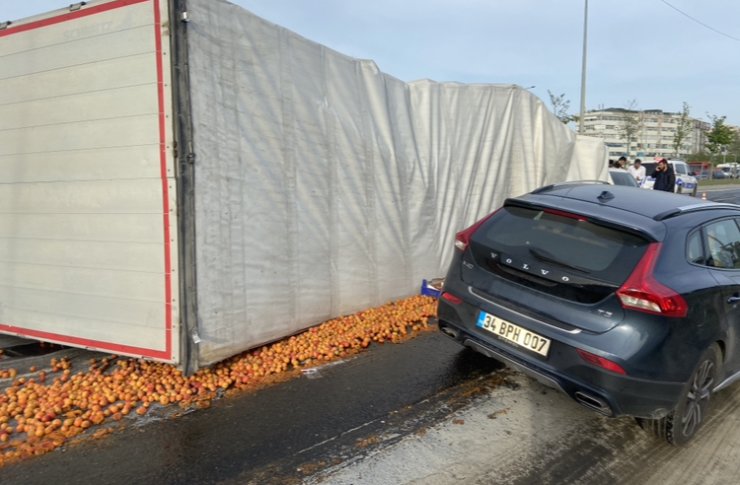 Başakşehir'de meyve yüklü TIR otomobilin üzerine devrildi : 2 yaralı